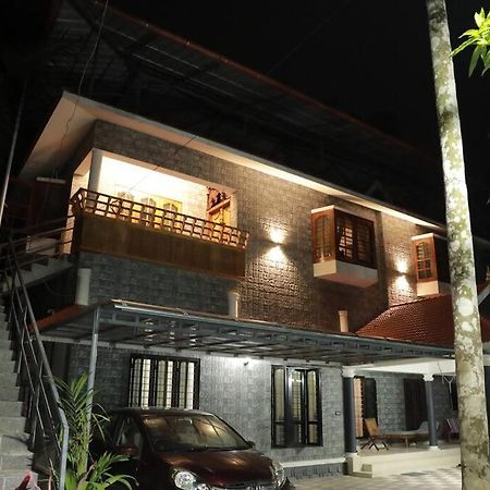 Anandam Stays - Premium 3Bhk Plush Homestay, Vaikom Near Kumarakom エクステリア 写真