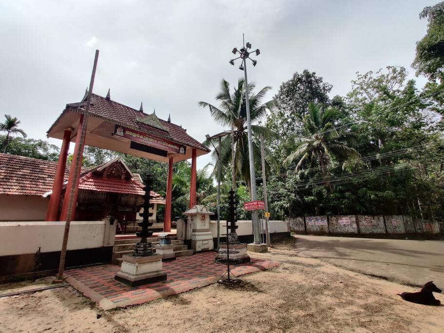Anandam Stays - Premium 3Bhk Plush Homestay, Vaikom Near Kumarakom エクステリア 写真