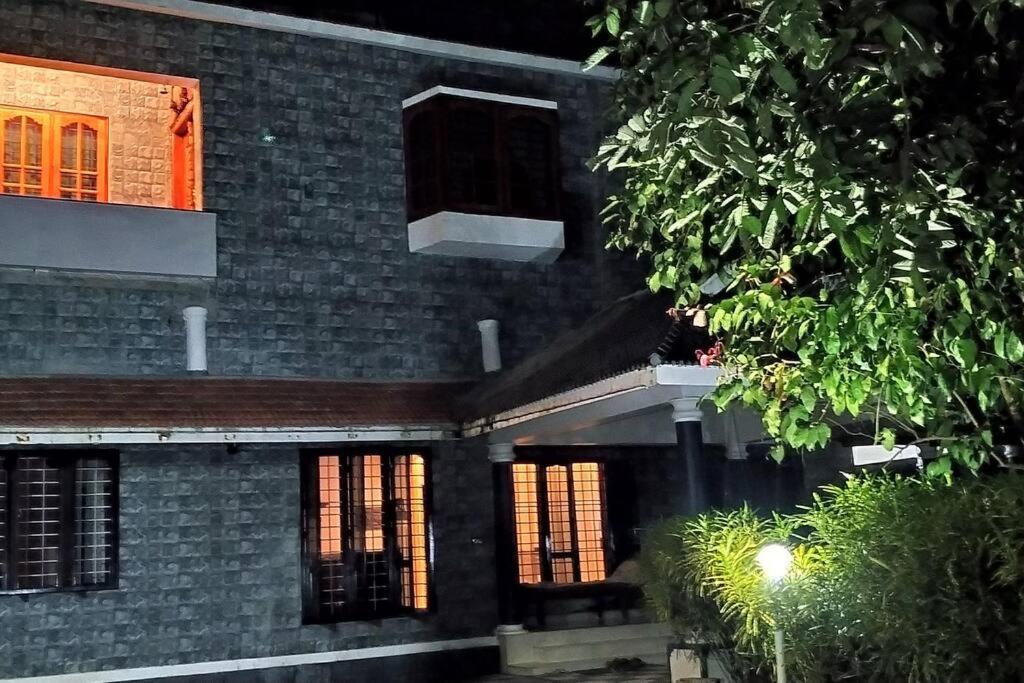 Anandam Stays - Premium 3Bhk Plush Homestay, Vaikom Near Kumarakom エクステリア 写真