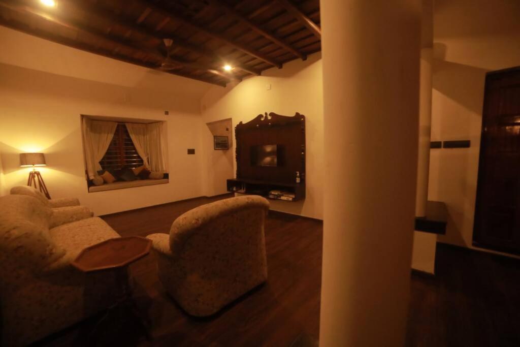 Anandam Stays - Premium 3Bhk Plush Homestay, Vaikom Near Kumarakom エクステリア 写真
