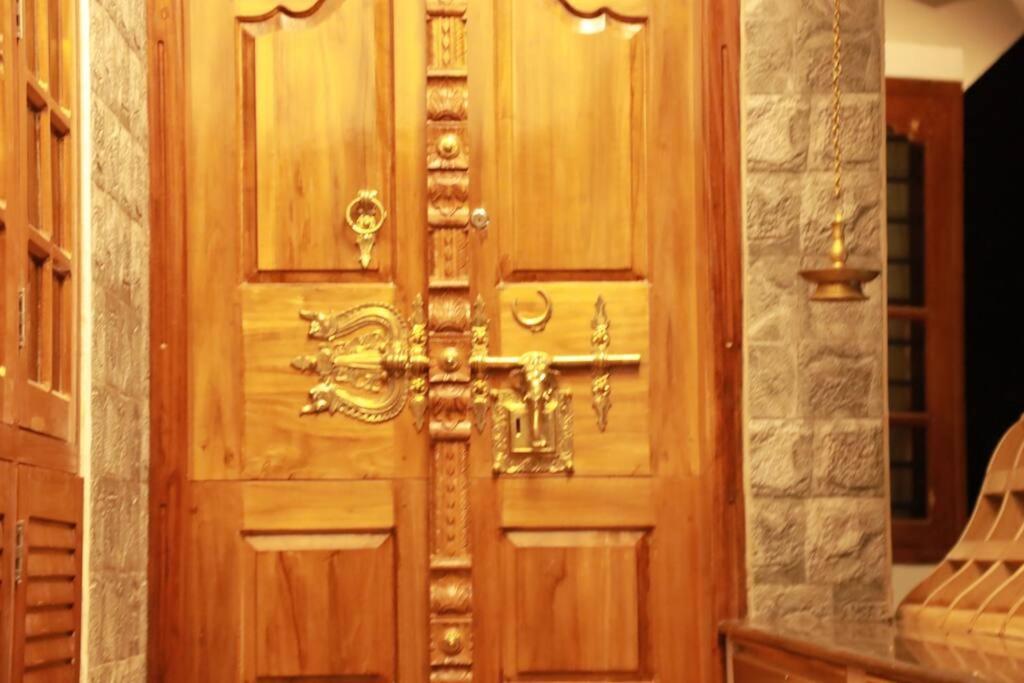 Anandam Stays - Premium 3Bhk Plush Homestay, Vaikom Near Kumarakom エクステリア 写真