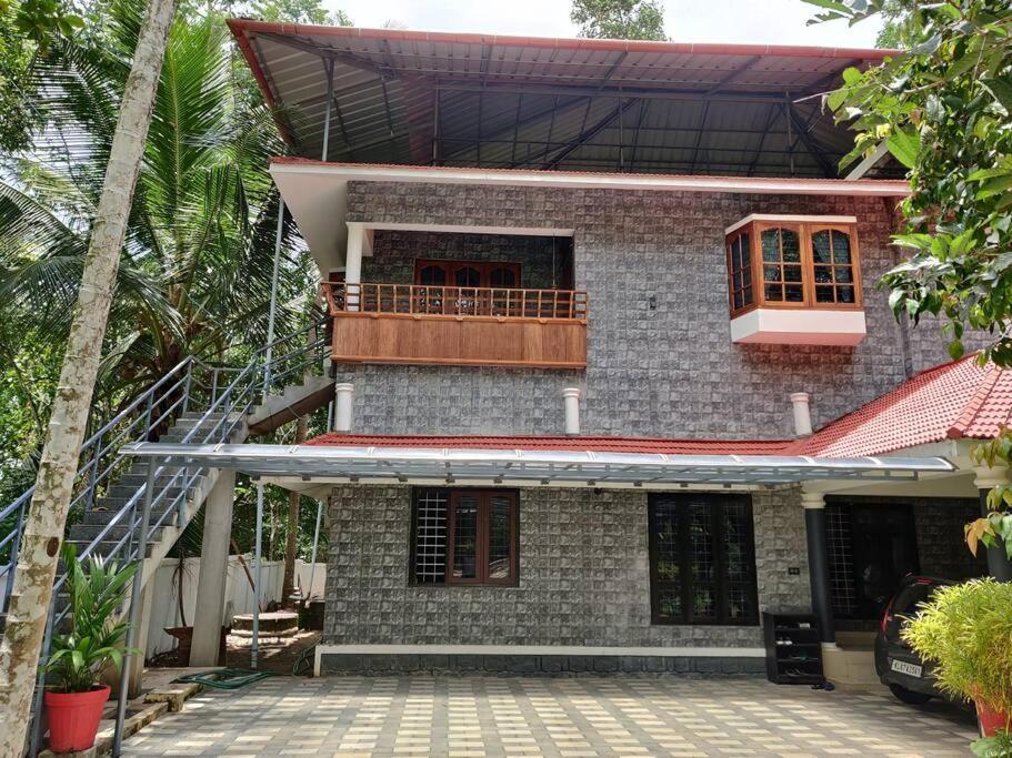 Anandam Stays - Premium 3Bhk Plush Homestay, Vaikom Near Kumarakom エクステリア 写真