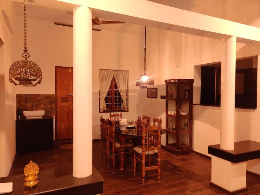 Anandam Stays - Premium 3Bhk Plush Homestay, Vaikom Near Kumarakom エクステリア 写真
